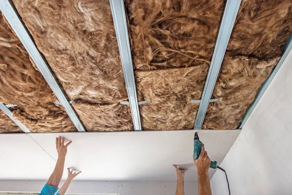 Los trabajadores son montaje muro de yeso. Placas de yeso está en construcción — Foto de Stock