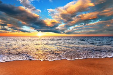 Sabaha muhteşem bir gündoğumu gökyüzü ile çek.