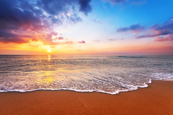 Beau lever de soleil et ciel bleu au bord de la plage . — Photo