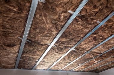 İşçiler derleme alçı duvar vardır. Alçıpan yazılımlar altında olduğunu