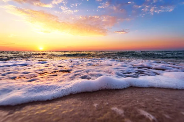 Majestueuze oceaan zonsondergang met een brekende golf. — Stockfoto