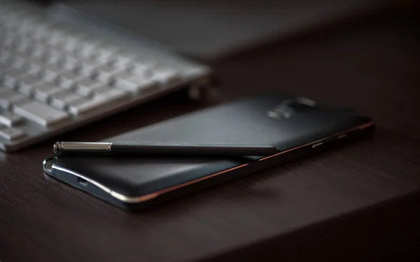 Smart telefon och dator tangentbord - affärsidé — Stockfoto