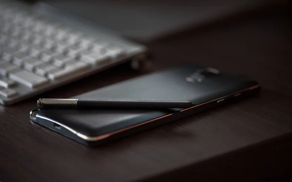 Teclado de telefone inteligente e computador - conceito de negócio — Fotografia de Stock