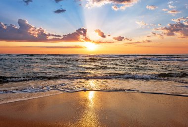 Sahilde güzel bir tropikal gün doğumu.