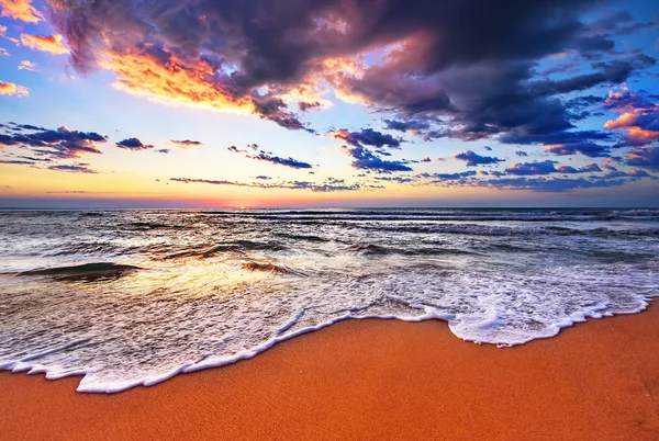 Piękna fala morska i niebo o zachodzie słońca. — Zdjęcie stockowe