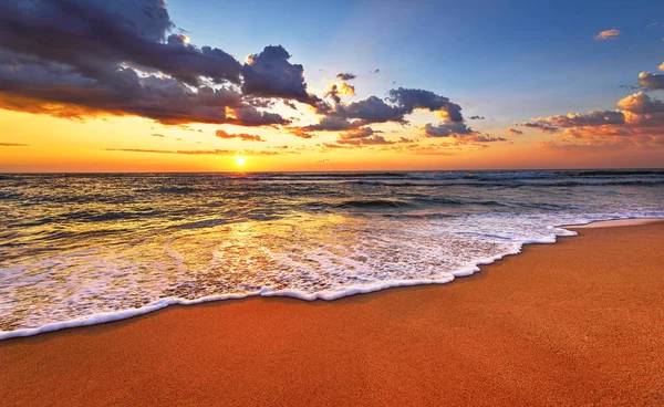 Bella alba tropicale sulla spiaggia. — Foto Stock