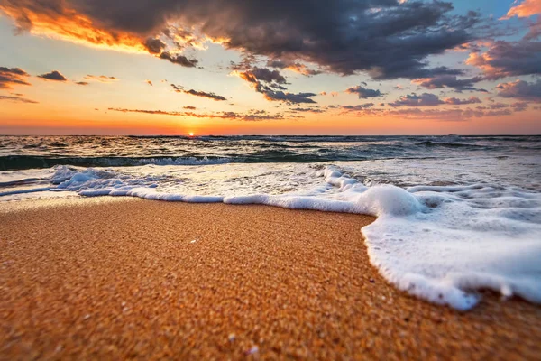 Beautiful sunrise over the tropical beach. — Stock Photo, Image