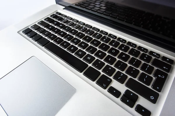 Beyaz bir arka plan karşı izole dizüstü klavye.