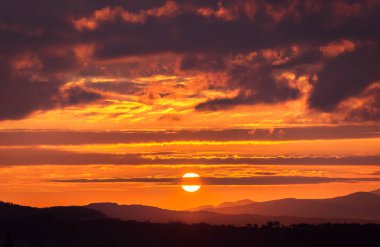 Dağlar, sonbahar manzara panoramik manzaralı. Sunrise!