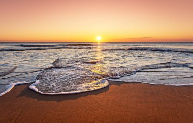 İnanılmaz renkli deniz plaj gün batımı. Bir Golden sands!