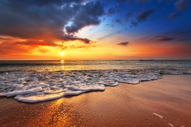 Güzel günbatımında tropik bir sahil. Doğa arkaplanı.