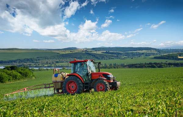 Varna, Bulgarien - 10 juni 2016: Kubota traktor i fältet. Kubota — Stockfoto