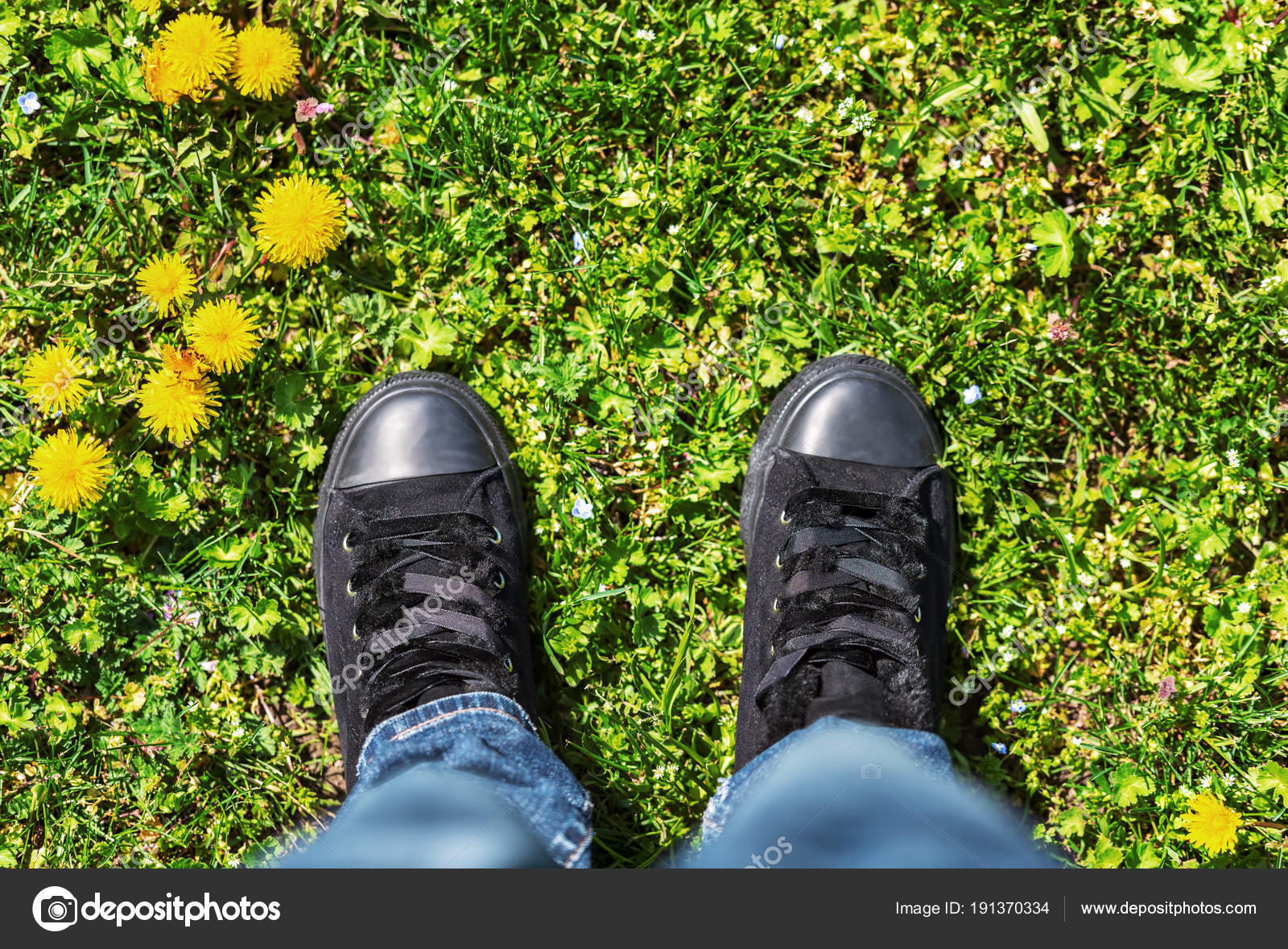 Sportschuhe auf eine frische grüne Wiese. — Stockfoto Sportschuhe auf eine frische grüne Wiese. — Stockfoto