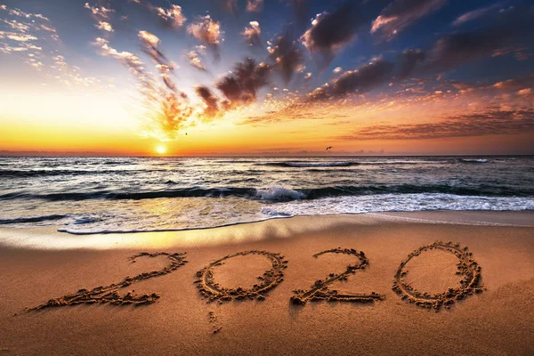 Frohes neues Jahr 2020 kommt Konzept, Meer Strand Schriftzug. — Stockfoto