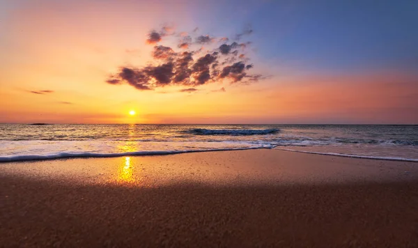 Temprano en la mañana, amanecer sobre el mar. Amanecer mágico sobre el mar ! —  Fotos de Stock