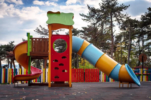 Barnens färgglada lekplats på gården i parken. — Stockfoto