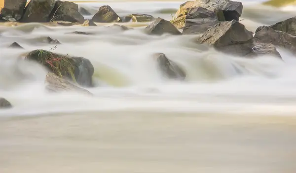 Piccolo fiume nella stagione autunnale — Foto Stock