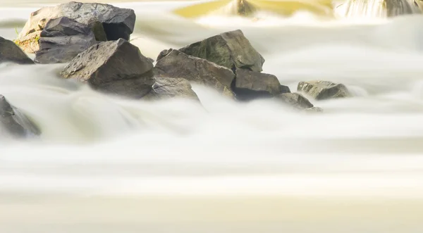 Мала річка в осінній сезон — стокове фото