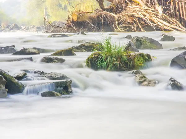 Piccolo fiume nella stagione autunnale — Foto Stock