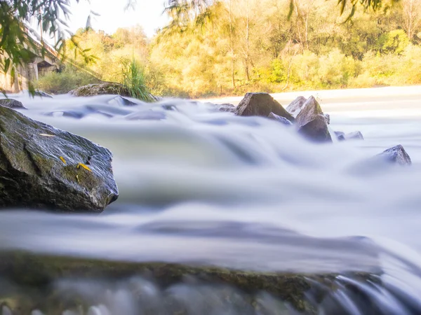 Petite rivière en automne — Photo