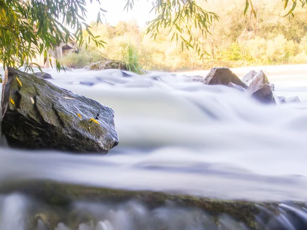 Piccolo fiume nella stagione autunnale — Foto Stock