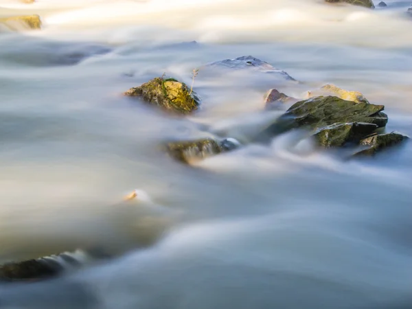 Kleiner Fluss in der Herbstsaison — Stockfoto