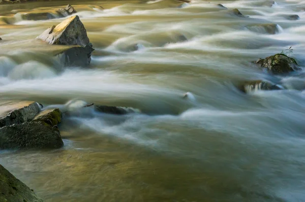 Kleiner Fluss in der Herbstsaison — Stockfoto