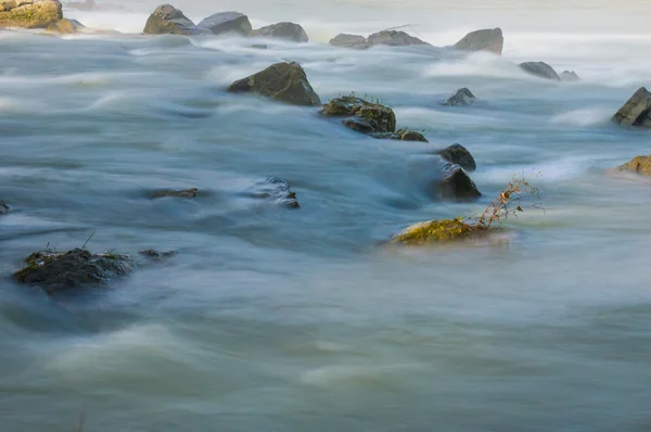 Kleiner Fluss in der Herbstsaison — Stockfoto