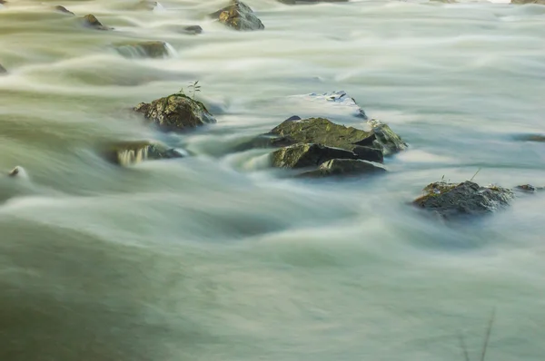 Říčka v podzimní sezóně — Stock fotografie