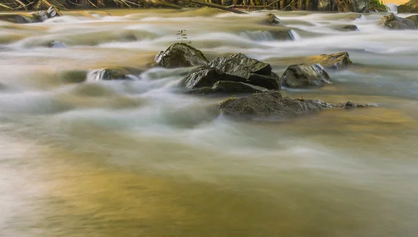 Kleiner Fluss in der Herbstsaison — Stockfoto