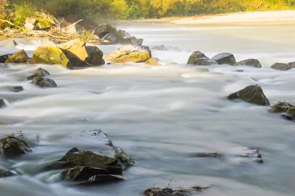 Piccolo fiume nella stagione autunnale — Foto Stock