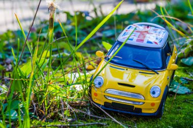 küçük oyuncak araba