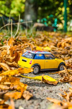 küçük oyuncak araba