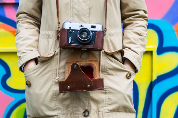 Chica con cámara retro — Foto de Stock