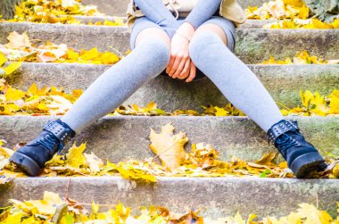 Parktaki genç kız.