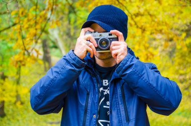 Fotoğraf çekme genç adam