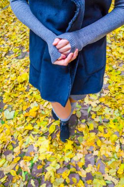 Parktaki genç kız.