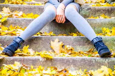 Parktaki genç kız.