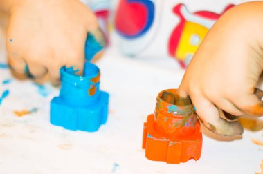 Boya ile küçük çocuk el