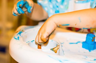 Boya ile küçük çocuk el