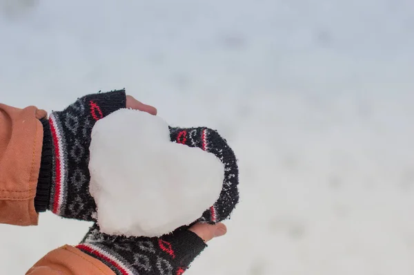 Fille avec coeur de neige — Photo