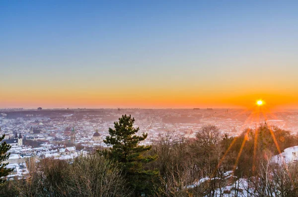 Lviv stadsgezicht in de winter — Stockfoto