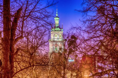 Gece Lviv cityscape uzun pozlama üzerinde