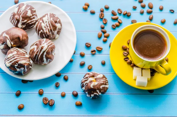 Nature morte avec une tasse de thé et des bonbons — Photo