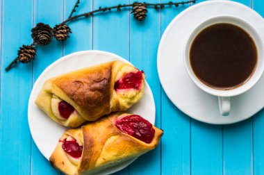 Fincan çay ve tatlılar ile natürmort