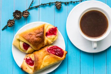 Fincan çay ve tatlılar ile natürmort