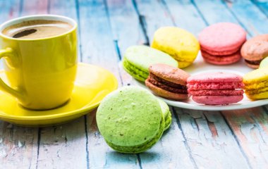 Natürmort fincan çay ve tatlı ile