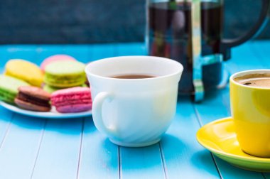 Natürmort fincan çay ve tatlı ile