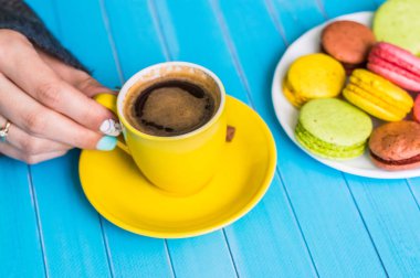 Natürmort fincan çay ve tatlı ile