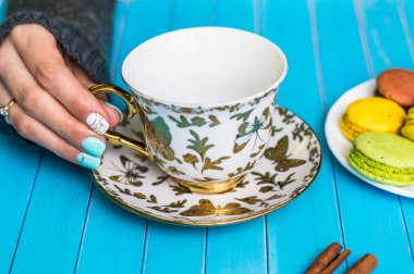 Natürmort fincan çay ve tatlı ile